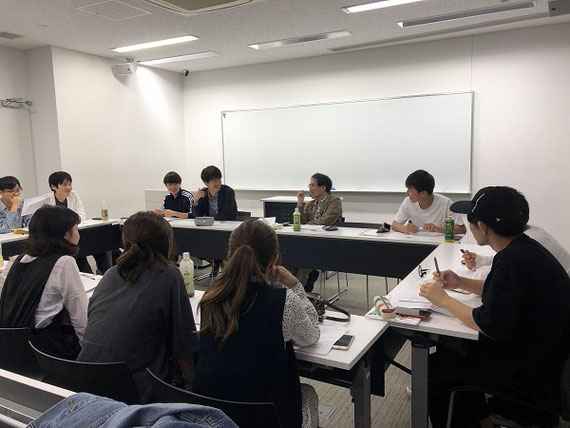 メディア社会論ゼミの議論中