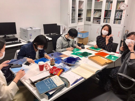 MMPIという心理検査をゼミ生がゼミ室で採点している場面です。司法・犯罪の分野に限定されるわけではありませんが、心理臨床において心理アセスメントはとても大切な位置を占めています。そこで、ゼミ生には基礎的知識として様々な心理検査ツールを体験学習してもらっています。