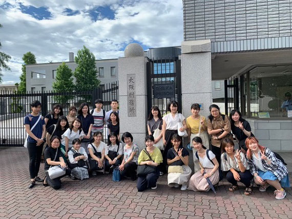 夏合宿で大阪刑務所に参観に行った際の大阪刑務所の門で撮ったものです。実際に犯罪者や非行少年がどのようなところでどのような処遇を受けているかを直接見ることで様々な気づきがあると考えています。