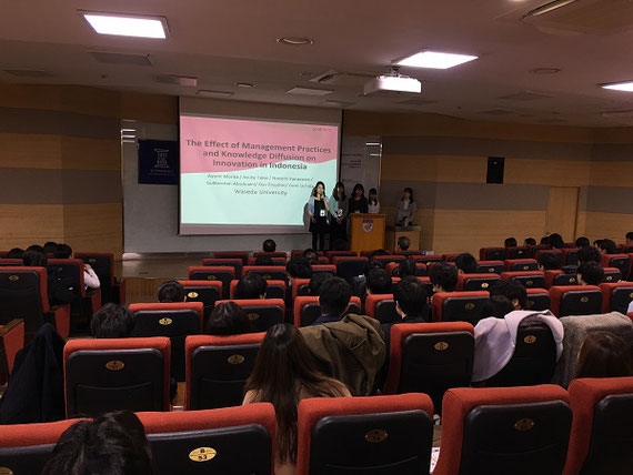 韓国4大学、日本5大学で毎年行っている学生による研究発表大会での戸堂ゼミ学生の発表の様子（延世大学にて）。ここで発表した論文はインドネシアの中小企業データを基にしたもので、早稲田大学政治經濟學會論文コンクール佳作を受賞しました。