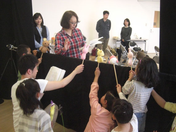 子ども人形劇活動をゼミで行っているところ