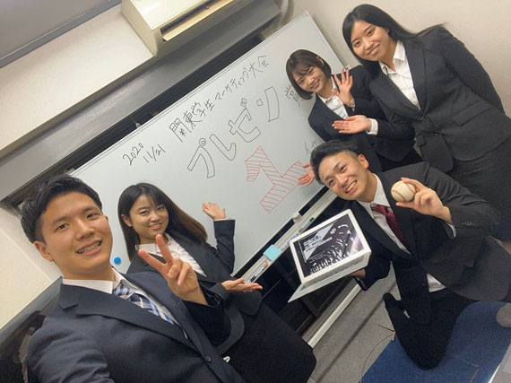 今年の関東学生マーケティング大会（他大学との討論会、50チーム以上が参加、私のゼミからは3チーム参加）で プレゼン賞で第1位をとったチームの雄姿