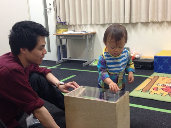 ブロックを用いた運動の計測。運動発達は言語発達にも関係します。ここではキネクトやマーカーレス三次元動作解析により積木の到達把持運動を計測しています。