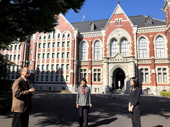  2020年10月26日に 慶應義塾大学三田キャンパスに大垣ゼミでゲスト講演のため訪問中の  アガぺワールドの恵子・ホームズ代表と共同体について研究している周　梦媛　助教と3人で共同体メカニズムについて議論している様子。（＊アガぺワールドとは第２次世界大戦下、日本軍の捕虜となって苦しんだ英国やアメリカなどの西欧諸国や東南アジアなどの連合軍の方々との和解のために元捕虜の方々を日本へ招待する活動を行っている団体。）
