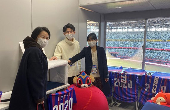 国立競技場での「発達障害児サッカー観戦企画・センサリールーム設置」にリラックスボックスを提供、制作した学生と記念撮影