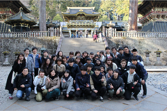 ゼミ学生２年生と３年生によるゼミ合宿。フィールドワークで日光に行き、日光東照宮前で撮影しました。