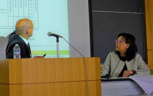 ドイツの共同研究者らとともに開催したシンポジウムの様子。伊藤が通訳を務めている。
