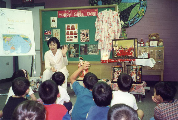 留学中の筆者の図書館実習の一コマ（1999年、ハワイ）。この時の自らの経験をふまえて、立教大学の司書課程では 国外での図書館実習の機会を提供しています。これまでに、香港・台湾・ドイツ・オーストラリアでの実習が実現しました。