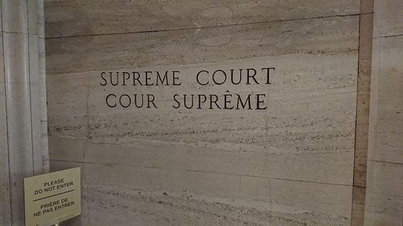 英仏両語で表記されるカナダ最高裁判所の表示