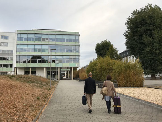 ドイツ教育学会開催中のコブレンツ大学。前をいく後ろ姿の二人は、野平慎二さん（愛知教育大学）と藤井佳世さん（横浜国立大学）。三人で学会報告しました。