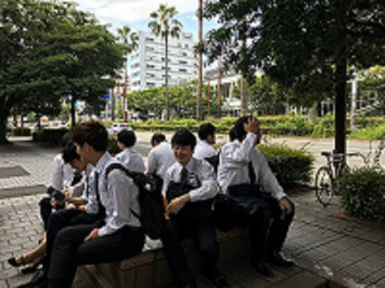 「教育実地研究」という授業では「実地」の文字通り、テーマと訪問地（道府県）を学生たちが決定し、実際に現地に赴いてテーマに沿って調査します。この年度は福岡でした。写真は、訪問する学校とのアポイントメントまでの時間待ちをしている学生たちです。