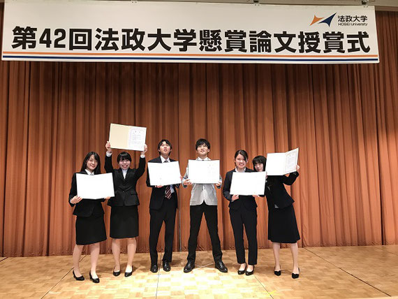 ゼミ生と懸賞論文授賞式にて