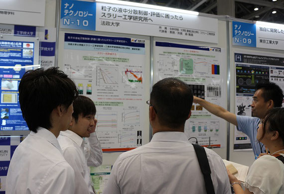 イノベーションジャパンに出展した際の一枚。森研究室では、学会発表だけでなく自分たちの開発した装置を実用化することを目標としているので、修士以上の学生には展示会で企業の方への説明を担当してもらっています。