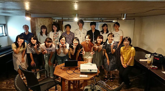 年1回、３，４年生と院生、合同で1日かけて研究発表を行っています。写真は2018年で、江の島の会議スペースを借りて行いました。