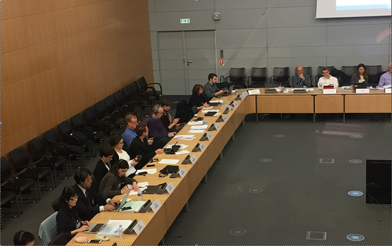 研究を踏まえて、OECDパリ本部での会議で日本の教育状況を報告（2016年10月）手前が桜井。