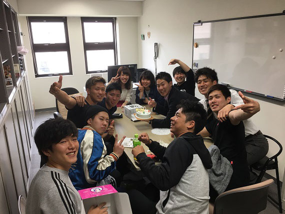 個性派揃いの桜井ゼミです。 ゼミ生のひとりが留学するので研究室でケーキ壮行会をしています（2018年4月12日）