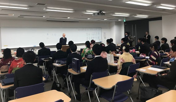 卒業式で、西洋史専攻生にはなむけの言葉を送る朝治先生