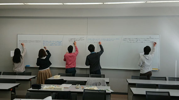 1年生向けのゼミの風景。1年生の演習では、出題された問題についてディスカッションをしたうえで実際に文章を作成し、ホワイトボードに書いて発表するという演習を実施しています。