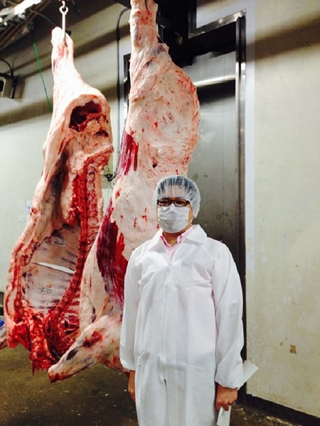 ゼミで食肉労働の現場を学ぶために食肉市場見学、A5ランクの枝肉の前で。 この後、皆で焼肉を食べに行きました。