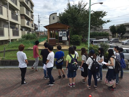 ゼミ合宿での、大阪府内の被差別部落フィールドワークの様子。 地元の方に案内してもらっています。
