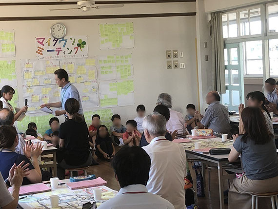 「ひとりぼっちのいないまちづくり」の授業（マイタウンミーティング）の一風景。小学4年生が自分たちの町について地域の人の知恵を借りて考え発表しています。