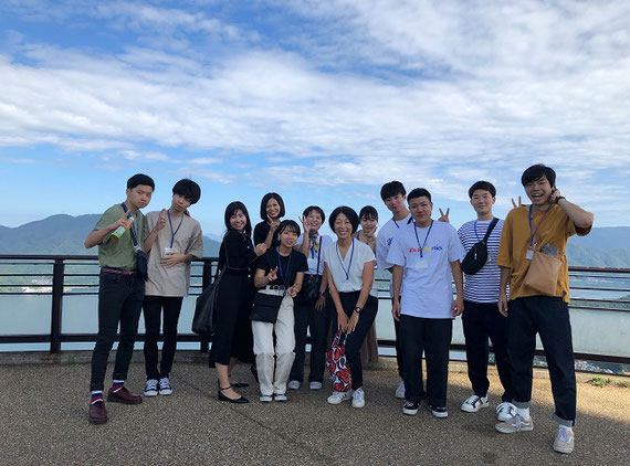 2019年に舞鶴市のブランディングプロジェクトを行いました。その調査のためにゼミ生たちと舞鶴市を視察した際、五老ヶ岳公園での一枚。