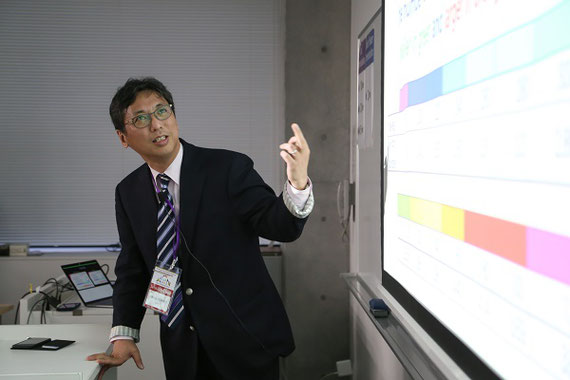 2019年11月に開かれた第5回アジア色彩学会（ACA2019）で発表しているところです。（学会の公式撮影によるものです）