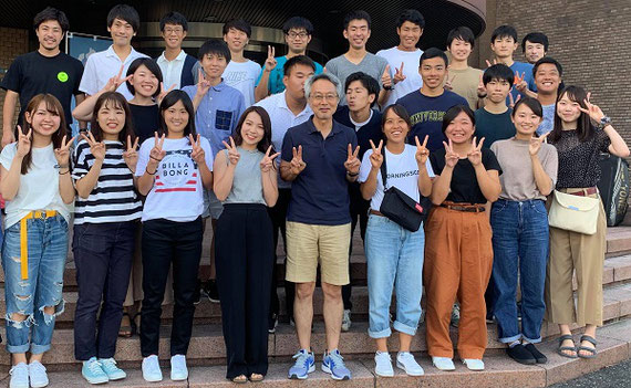 ゼミ合宿にて。毎年、合宿形式の研究セミナーを実施し、学生達が自分の研究テーマや研究の方向性を発表します。 勉強ばかりでなく、夜は研究室の懇親会もあり、研究室メンバー同士の親交がさらに深まります。
