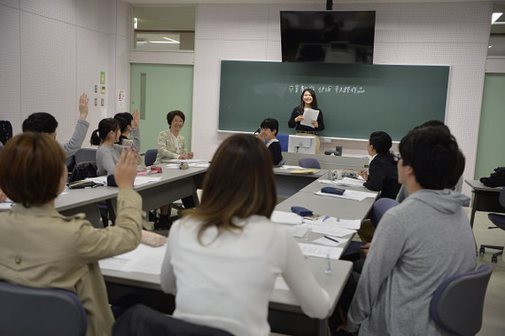 大学のゼミの光景〜発表内容についてのグループ討議