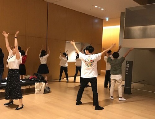 ゼミで京都女子大学、京都大学の学生さん、大学院生さんらとともに京都国立博物館で開催した「『天体と音楽』をテーマとした科学・音楽コミュニケーション～地球を知ろう～」のイベントに参加しました。開始前、ホールの空きスペースで《パプリカ》のふりつけを練習中です。