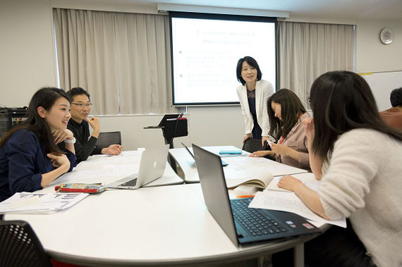 大学院でグループワーク／ディスカッションとそれを踏まえた講義を行っています。（学部のゼミも同様の内容や雰囲気で行っています。）
