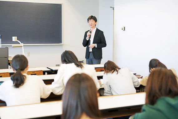 「社会的養護２」（保育士必修、演習科目）での授業風景。