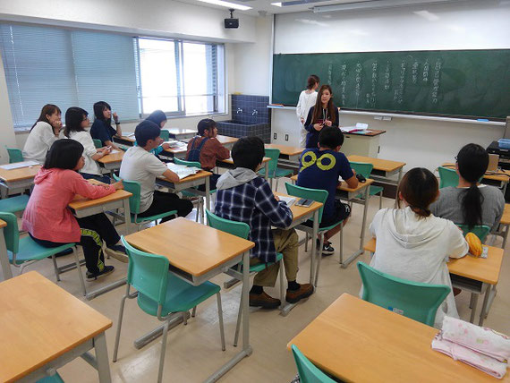 授業のなかで学生たちが「キャリア教育プログラム」を考えます