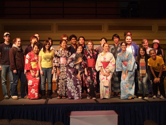 2008年からアメリカの大学で２年間、Visiting Assistant Professorとして、日本語と日本文化を教えました。アメリカの授業が「学生にとっていかに‟Effective＝効果的な”授業を行ったか」という点を重視することを知り、知識を一方的に教える授業ではなく、学生との双方向の授業のあり方を考えるきっかけになりました。