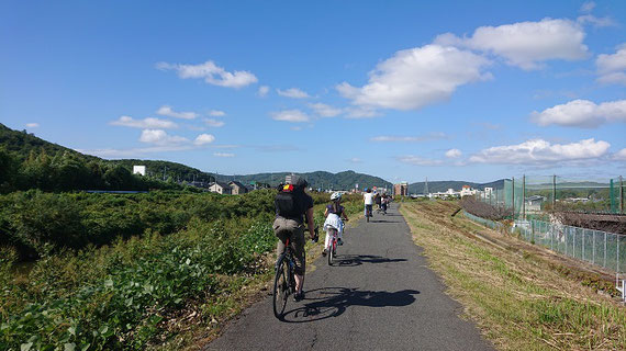 学生や教員らと吉備路サイクリングロードを往復４０キロ近く走り抜けました