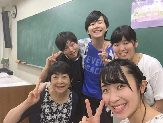 児童英語教育論＠医療創生大学（旧いわき明星大学）での写真 2018年9月、「児童英語教育論」授業後、福島県いわき市にある医療創生大学の教室で、受講生達と撮影した写真です。