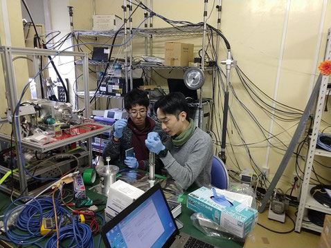 能登半島先端にある当研究室の大気観測施設にて、学生とエアロゾルの測定装置の部品交換をしているところ