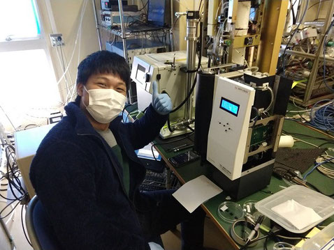 実際に大気中のナノ粒子を捕まえようとしているところ