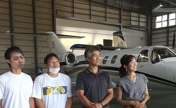 大気の観測に飛び立つ間際：八尾空港にて、ヘリコプターの観測に飛び立つ前に撮影した研究室集合写真です。少し緊張気味かな。