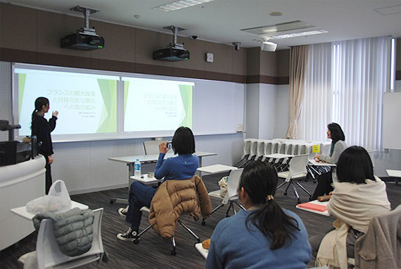 ゼミの授業風景です。卒業発表会に向けて、4年生の学生が 模擬発表をしている様子です。聞いているのは3年生の学生たちです。 