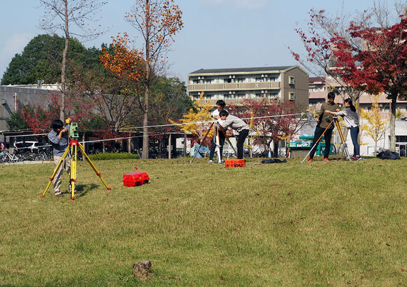 自然地理学の授業で学生が地形計測の実習をしているところ