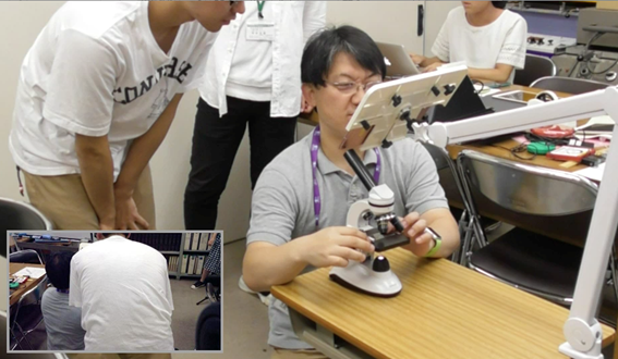 研究室で実施している学習支援活動の様子。目の見えにくい高校生に対して、実験機材を見やすく利用するための方法を指導しています。普段の研究の成果をこうした外来の学習支援活動に生かして、社会に還元できるセンター（附属特別支援教育実践センター）があるところが教育学部の強みです。
