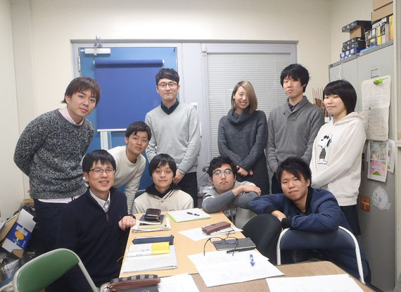 2015年、ゼミ生と共に研究室にて（前列左が作野先生）