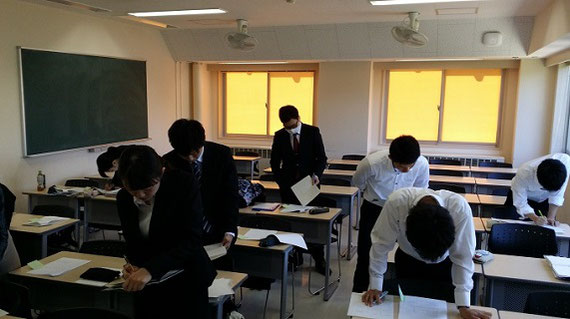 大学の授業において他者のレポート課題の内容（多様な解法の分析）をよみとっているところです。机間巡視の体験です。
