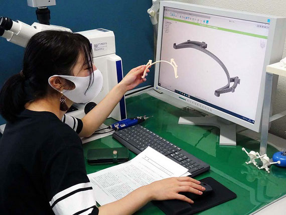 3Dモデリングと3Dプリンタを用いた実験活動の様子 。臨床検査技師を目指す学生がフェイスシールドの3Dデータを作成し、3Dプリンタで印刷している様子です。 当研究室では新型コロナウイルス対策に有用な技術を学生教育にいち早く取り入れて、地域医療機関が必要とする人材育成に努めています。 なおこのような技術教育を行っているほか、感染症指定病院をはじめとする新型コロナウイルス感染患者受け入れ先 、地域医療機関に対しては3Dプリンタで大量製造したフェイスシールドを配布するなどして協力しています。