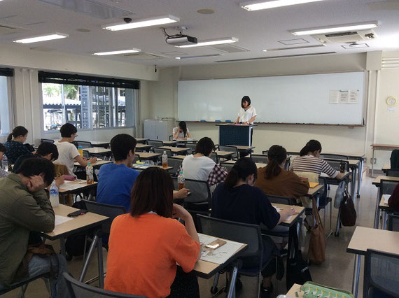 卒業論文中間発表会の様子。 運営も司会も学生が行い、学会のような緊張感が漂います。  私のゼミでは、1学期は英文学作品を輪読し、作品解釈をする他、複数の翻訳書を比較検討したり、自分で翻訳してみたりしています。2学期は自分で決めた研究テーマに取り組み、その成果を研究発表会・レポート集で発表します。２・３年生が一緒にゼミで学ぶことで、仲間同士刺激し合っています。４年生のゼミは単独で行っていますが、卒論中間発表会、卒論発表会では２～４年生の全ゼミ生が一堂に会します。