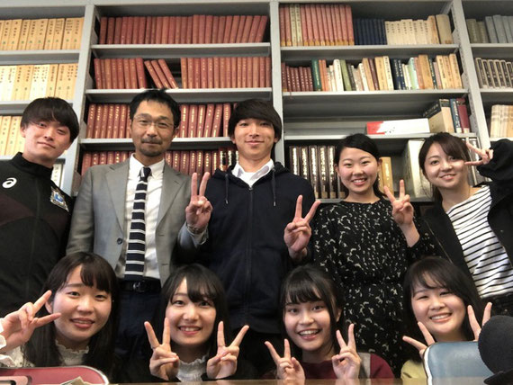 ゼミを行う国語資料室にて、ゼミの学生とともに