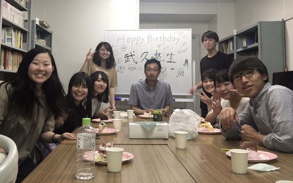 ゼミ中に学生がサプライズで誕生会を開いてくれた日の様子