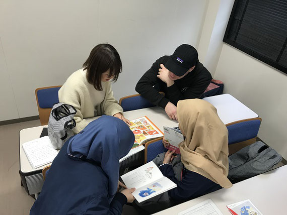 自分が読んで気に入った本を紹介する留学生