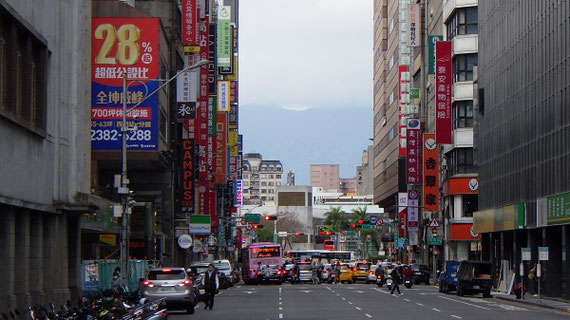 統計資料の収集のために台湾島台北市を訪れました。補習班と呼ばれる塾が多い台北駅周辺の様子が写っています。